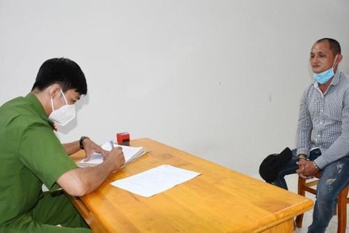 Mâu thuẫn chuyện vay nợ tiền, gã đàn ông dùng dao tự chế gây án