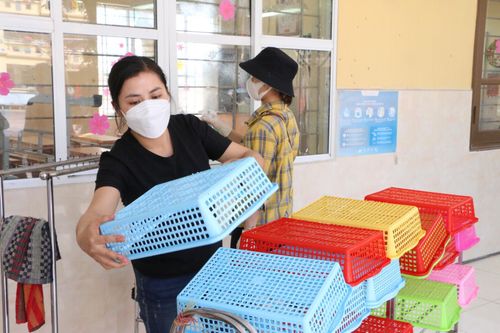 Hình ảnh thầy cô hối hả vệ sinh trường lớp đón học sinh vào ngày mai 6/4