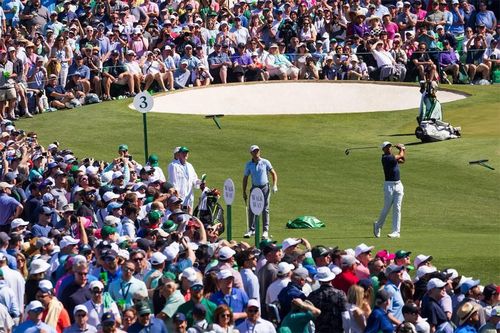 Hàng nghìn người chào đón Tiger Woods tập luyện trở lại sau tai nạn