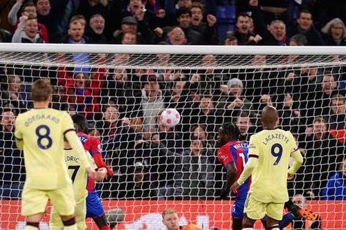 Bất ngờ thua 0-3, Arsenal trao cơ hội mong manh cho MU