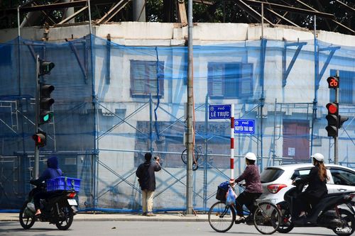 Tòa nhà Pháp cổ 100 năm tuổi tại Hà Nội bị phá dỡ