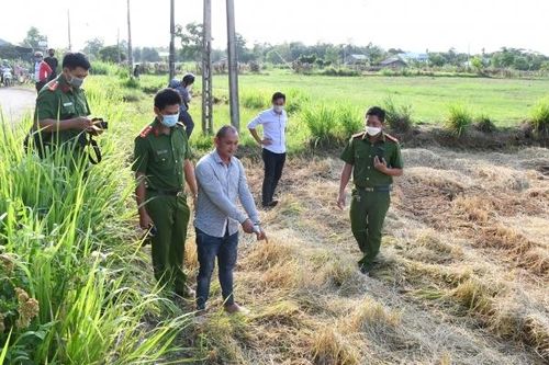 Hai thanh niên đánh nhau dưới ruộng lúa, một người bị đâm chết