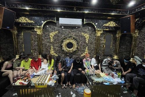 Nghệ An: Phát hiện 16 đối tượng đang 'bay lắc' trong quán karaoke