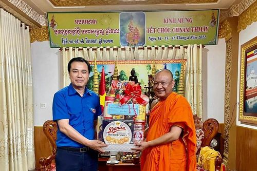 Cần Thơ: Đoàn công tác Trung ương Hội Liên hiệp Thanh niên VN chúc Tết Chôl Chnăm Thmây