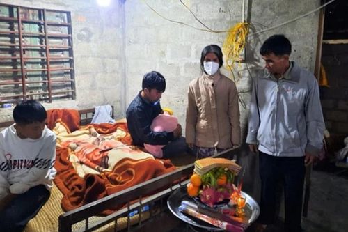 Chưa nguôi ngoai nỗi đau mất ông và bố, con trai ngã quỵ khi mẹ bị lũ cuốn trôi