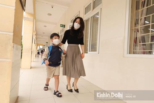 Học sinh tiểu học Cầu Giấy bỡ ngỡ trong ngày đầu tới trường học trực tiếp