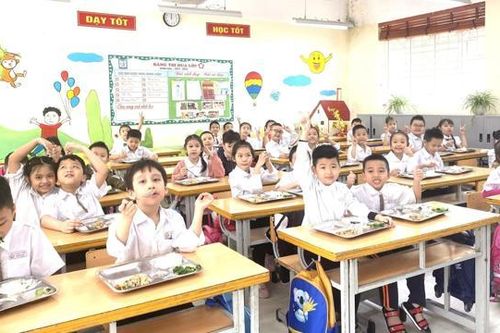 Quận đầu tiên của Hà Nội tổ chức cho học sinh ăn bán trú
