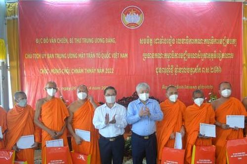 Chủ tịch Ủy ban Trung ương MTTQ Việt Nam chúc tết cổ truyền đồng bào Khmer tại Cần Thơ