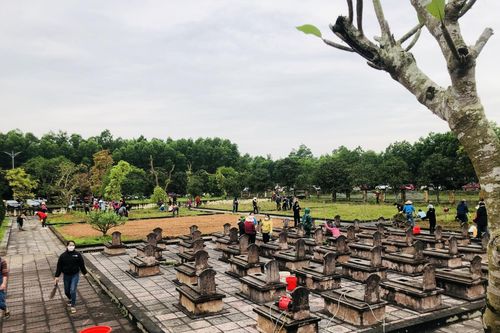 Hà Tĩnh: Hơn 500 cán bộ, giáo viên ra quân chăm sóc cảnh quan nghĩa trang liệt sĩ