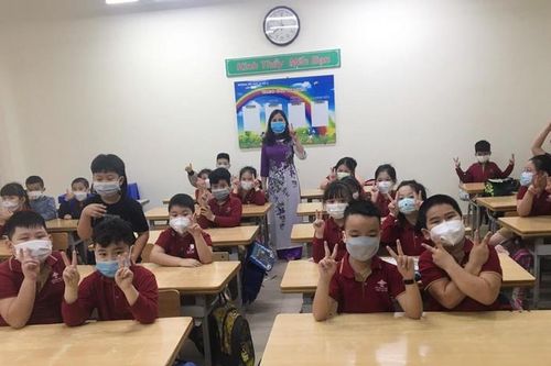 Học sinh Hà Nội háo hức ngày đầu đến trường trở lại