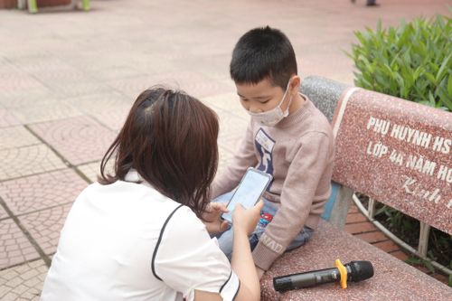 Hi hữu một phụ huynh đưa con lớp 1 đến nhầm trường