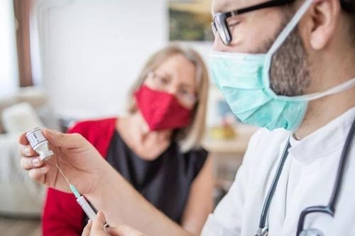 CDC Mỹ: Mũi tăng cường vắc xin COVID-19 đặc biệt quan trọng với người cao tuổi, bệnh nền