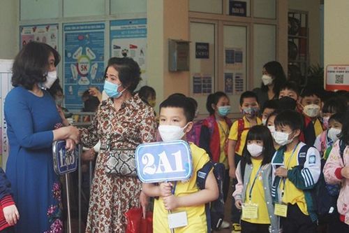 Học sinh Thủ đô ríu rít đến trường sau một thời gian dài học trực tuyến