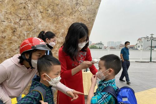 Hà Nội: Học sinh từ lớp 1-6 nô nức trở lại trường sau nghỉ dịch
