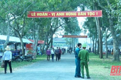 Đông đảo du khách đến dâng hương trong ngày đầu tiên diễn ra Lễ hội Lê Hoàn 2022