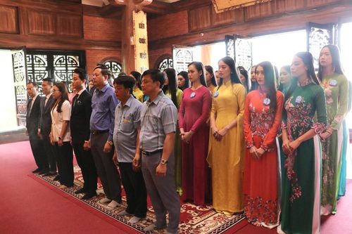 Thí sinh Hoa hậu Thế giới Việt Nam dâng hương tưởng niệm Chủ tịch Hồ Chí Minh