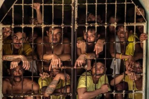 Cảnh hãi hùng trong nhà tù Philippines: Tù nhân nằm đè lên nhau kín sân bóng