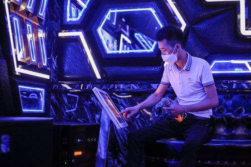 Không kịp sửa dàn loa, quán karaoke ở Hà Nội vẫn mở cửa đón khách