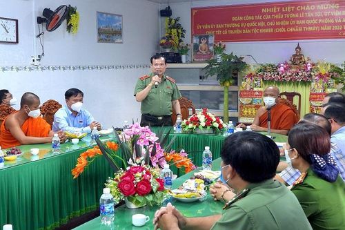 Ủy ban Quốc phòng và An ninh của Quốc hội chúc Tết đồng bào Khmer Cà Mau