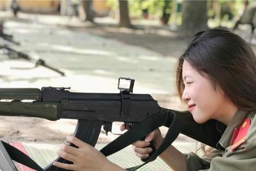 Những 'bóng hồng' xinh đẹp trong bộ quân phục
