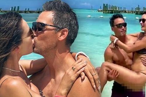 Alessandra Ambrosio ôm hôn bạn trai tình tứ trên biển