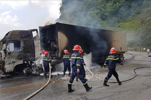 Xe container bốc cháy trên Quốc lộ 6