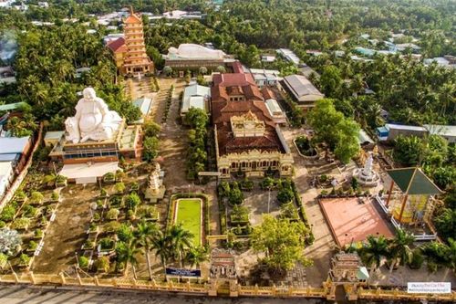 Đi miền Tây không check-in ngôi chùa kiến trúc Đông - Tây độc lạ này là tiếc lắm