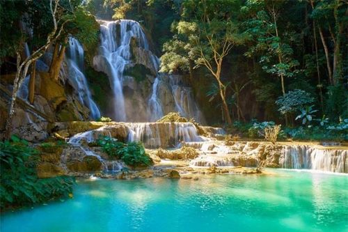Thác nước độc đáo tạo nên những tầng hồ màu ngọc bích kỳ ảo, ngắm mãi không chán