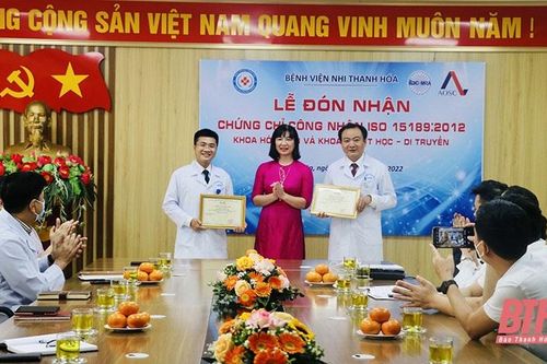 Bệnh viện Nhi Thanh Hóa đón nhận chứng chỉ ISO 15189:2012 cho 2 khoa xét nghiệm