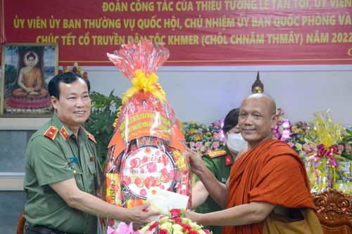 Chủ nhiệm Ủy ban Quốc phòng và An ninh Lê Tấn Tới thăm, chúc Tết đồng bào Khmer tỉnh Cà Mau