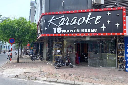 Chủ quán karaoke Hà Nội xoay tiền sửa chữa cấp tốc trước giờ được mở cửa