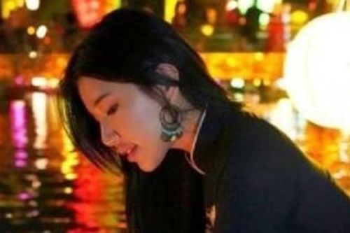 Báo nước ngoài nhận xét gì về netizen Việt sau vụ nữ du khách chụp ảnh phản cảm ở Hội An?