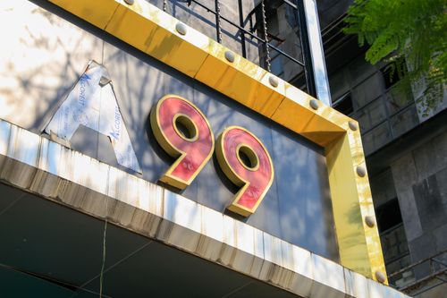 Quán karaoke xuống cấp khi phải đóng cửa một năm