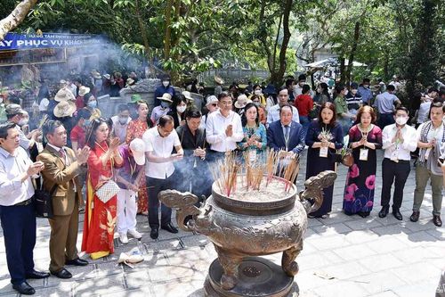 Tấm lòng kiều bào hướng về cội nguồn dân tộc
