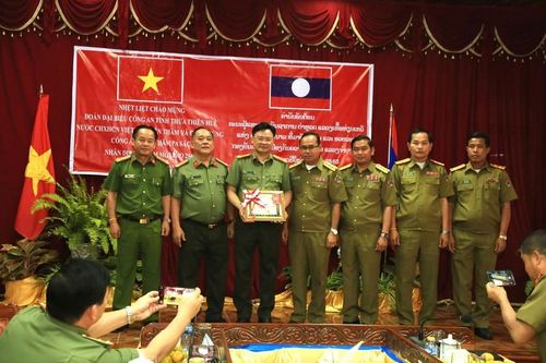 Công an Thừa Thiên Huế đón nhận huy chương cao quý của nước CHDCND Lào