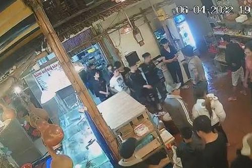 Bức xúc cảnh khách hành hung, bắt nhân viên quán ăn xếp hàng để đánh ở Lâm Đồng