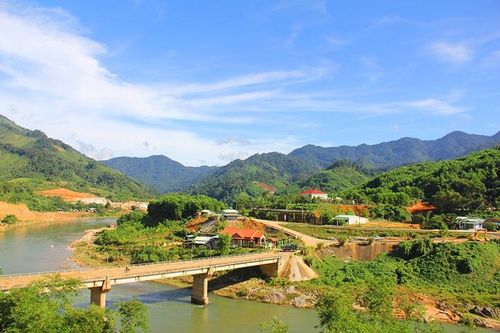 Giữa non ngàn Tắk Pỏ