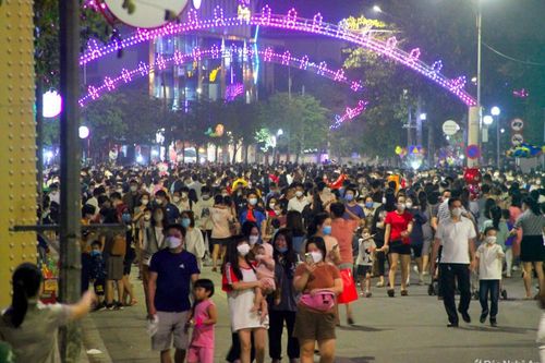 Sôi động, lung linh phố đi bộ thành phố Vinh trong đêm đầu vận hành