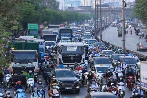 Người dân về quê nghỉ lễ, lượng phương tiện tăng đột biến