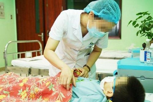 Nghịch dại bé 3 tuổi dùng keo 502 đổ vào vùng kín