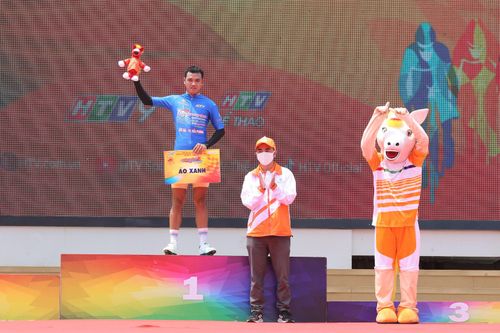 Roman Maikin mất áo xanh ở vòng đua Cát Bà
