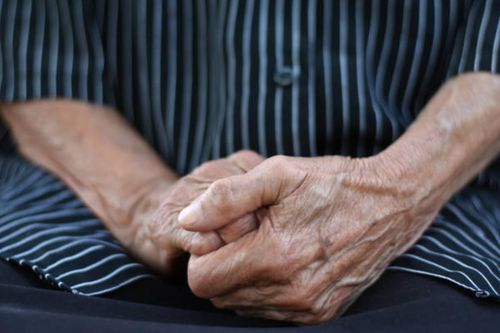 Sau ly hôn vẫn được bố chồng gửi tiền cho, sự thật ngày gặp bố mới đau lòng