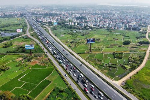 Ôtô ùn tắc gần 3 km trước trạm thu phí BOT Pháp Vân