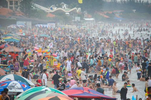 Biển Vũng Tàu kín người trong ngày đầu kỳ nghỉ lễ giỗ Tổ