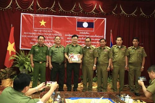 Lào trao Huy chương Lao động cho Công an tỉnh Thừa Thiên - Huế