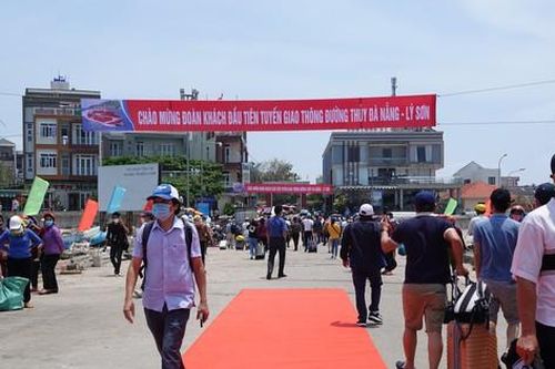 Những hành khách đầu tiên trên tuyến vận tải thủy Đà Nẵng - Lý Sơn