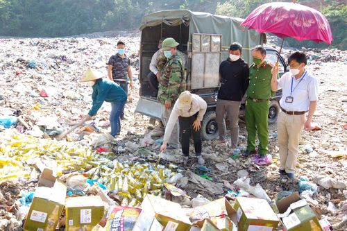 Hà Giang: Tiêu hủy hàng nghìn chai bia nhãn hiệu Yên Kinh không rõ nguồn gốc