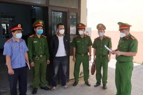 Bắt 2 đối tượng côn đồ dùng kiếm chém người trong quán nhậu