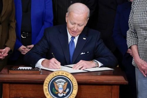 Tổng thống Biden dứt tay ký, Mỹ 'khai tử' quy chế tối huệ quốc với Nga