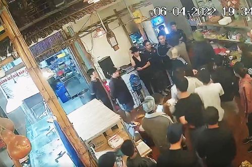 Khởi tố nhóm đối tượng bắt nhân viên quán ăn xếp hàng để đánh